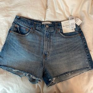 A&F high rise “The Mom Short”